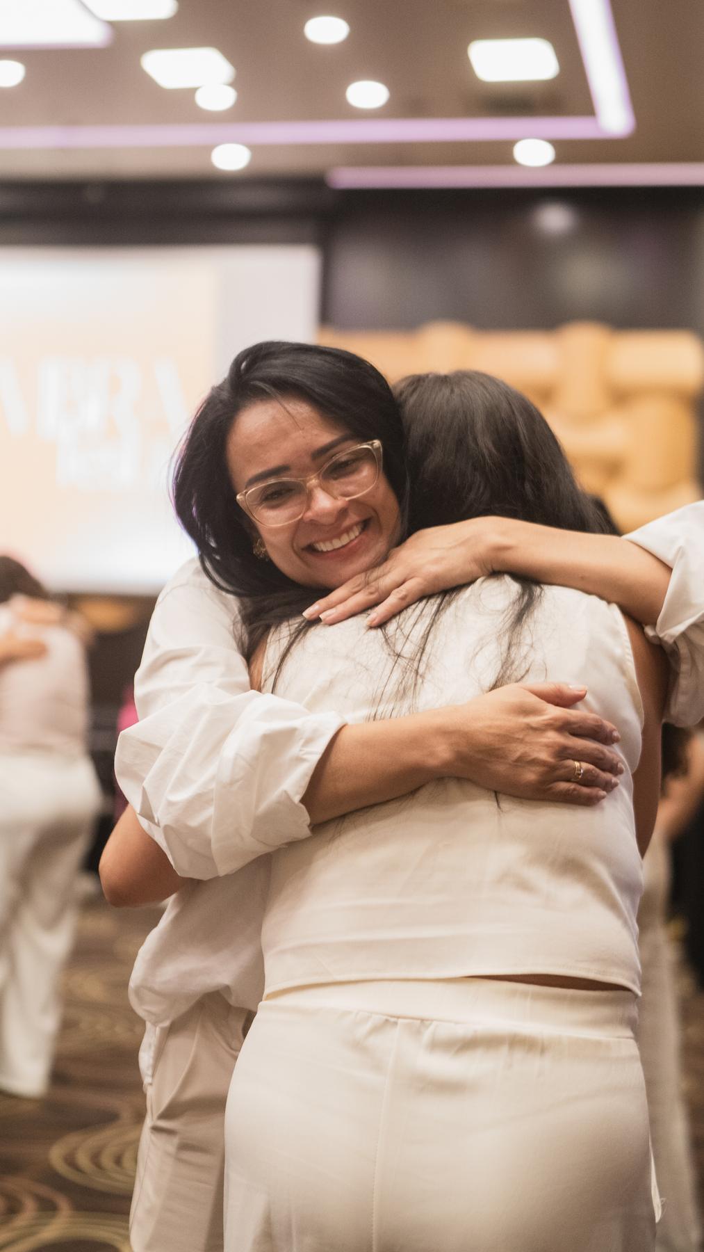 Dos mujeres se abrazan durante el encuentro