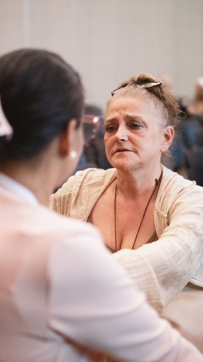 Cómo elegir un terapeuta holístico: dos personas conversan frente a frente