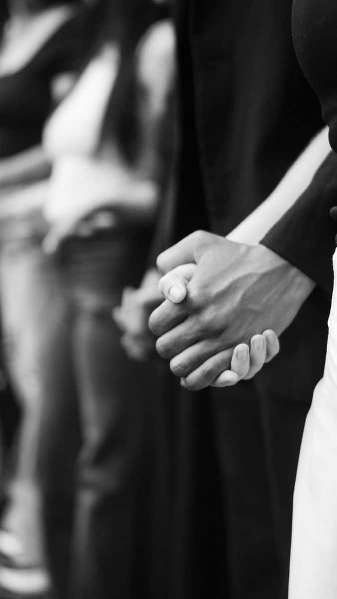 Poner límites sin culpa: manos entrelazadas de dos personas