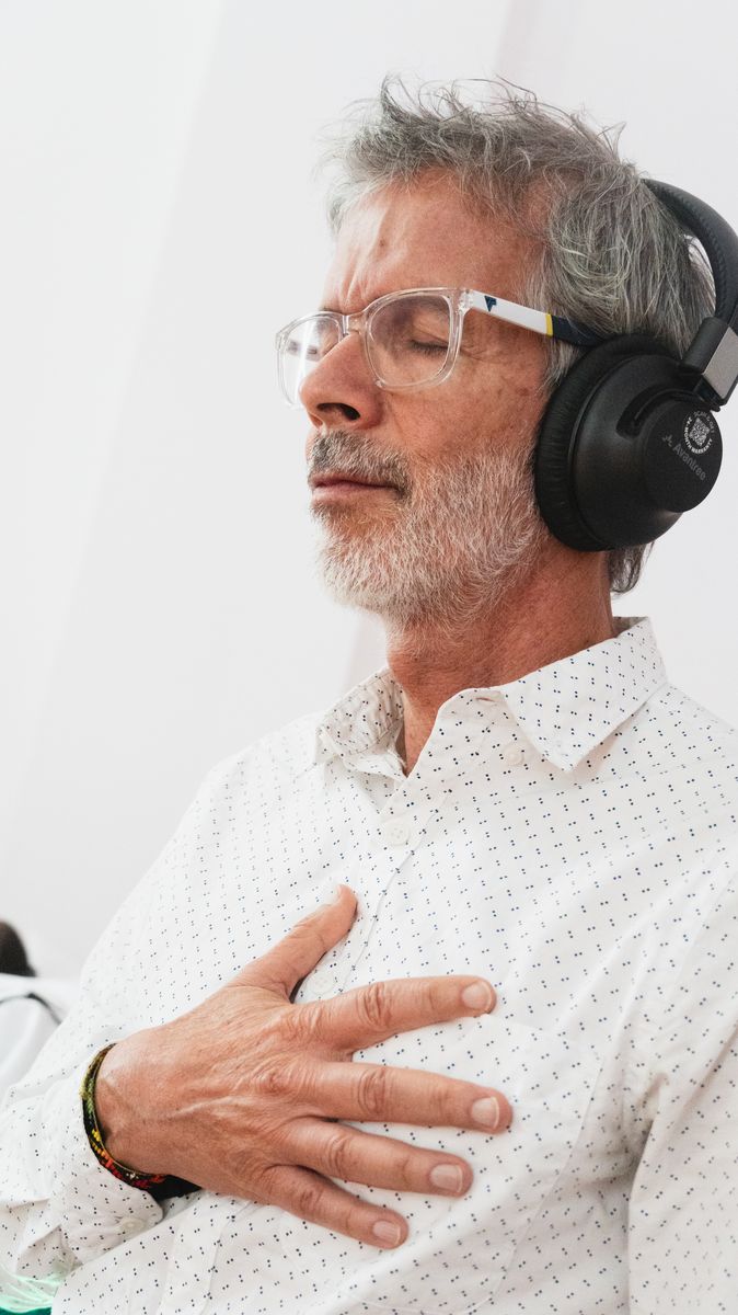 Qué hacer con la ansiedad: un hombre respira con la mano en el pecho